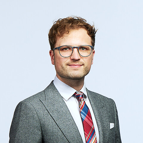 Es ist ein Portraitfoto von Jonathan Prill